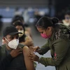 Nhân viên y tế tiêm vaccine ngừa COVID-19 cho người dân tại Mexico City, Mexico, ngày 11/8/2021. (Ảnh: THX/ TTXVN)