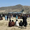 Người dân tập trung tại sân bay quốc tế Kabul chờ được sơ tán khỏi Afghanistan. (Ảnh: AP/TTXVN)