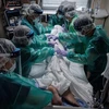 Nhân viên y tế điều trị cho bệnh nhân COVID-19 tại bệnh viện ở Yokohama, Nhật Bản, ngày 8/8/2021. (Ảnh: AFP/ TTXVN)