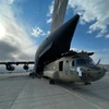 Máy bay trực thăng CH-47 Chinook được chuyển lên máy bay vận tải C-17 Globemaster III của Không lực Mỹ tại sân bay quốc tế Hamid Karzai ở Kabul, Afghanistan, ngày 28/8/2021. (Ảnh: THX/TTXVN)