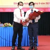 Chủ tịch HĐND tỉnh Đồng Nai Thái Bảo tặng hoa chúc mừng ông Nguyễn Sơn Hùng được bầu làm Phó chủ tịch UBND tỉnh. (Ảnh: TTXVN phát)