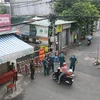 Lực lượng chức năng tiến hành kiểm soát chặt người ra vào khu vực phong tỏa trên đường Tiền Cảng, phường Thắng Nhất, thành phố Vũng Tàu. (Ảnh: Huỳnh Ngọc Sơn/TTXVN)