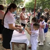 Học Trường Tiểu học Minh Khai, thành phố Hà Giang được do thân nhiệt và sát khuẩn trước khi vào lớp. (Ảnh: Nguyễn Chiến/TTXVN)