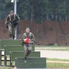 Tình huống vượt chướng ngại vật của Đội tuyển quân sự Belarus trong môn thi vùng tai nạn. (Ảnh: Trọng Đức/TTXVN)