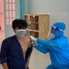 Người dân được tiêm vaccine phòng chống COVID-19 tại phường Tương Bình Hiệp, thành phố Thủ Dầu Một, tỉnh Bình Dương. (Ảnh: Chí Tưởng/TTXVN)