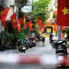 Treo cờ Tổ quốc chào mừng 76 năm Quốc khánh 2/9 tại Hà Nội. (Ảnh: Thành Đạt/TTXVN)