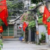 Người dân khu TP.HCM treo cờ chào mừng Quốc khánh 2/9. (Ảnh: Thanh Vũ/TTXVN)