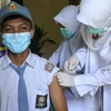 Tiêm chủng vaccine ngừa COVID-19 cho học sinh tại tỉnh Aceh, Indonesia, ngày 30/8/2021. (Ảnh: AFP/TTXVN)