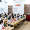 Học sinh tại trường Tiểu học Chiềng Lề, thành phố Sơn La nghe giáo viên phổ biến các nội dung chuẩn bị cho năm học mới. (Ảnh: Hữu Quyết/TTXVN)