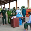 Chốt kiểm soát COVID-19 của Bộ đội Biên phòng tỉnh Nam Định tiến hành khai báo y tế cho ngư dân trước khi cập cảng. (Ảnh: Công Luật/TTXVN)