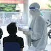 Nhân viên y tế lấy mẫu xét nghiệm cho người dân phường Yên Hòa (Cầu Giấy, Hà Nội) ngày 7/9. (Ảnh: Minh Quyết/TTXVN)