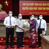 Chủ tịch nước Nguyễn Xuân Phúc tặng quà lưu niệm cho tỉnh Vĩnh Phúc. (Ảnh: Thống Nhất/TTXVN)