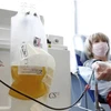 Bệnh nhân khỏi COVID-19 hiến huyết tương tại một sự kiện từ thiện ở Moskva, Nga ngày 25/8/2021. (Ảnh: TASS/TTXVN)