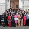 Các đại biểu chụp ảnh lưu niệm tại Đại sứ quán Việt Nam ở Berlin, CHLB Đức. (Ảnh: Vũ Tùng/TTXVN)