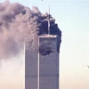 Máy bay thương mại số 175 của Hãng hàng không United Airlines tiếp cận Tòa tháp đôi Trung tâm thương mại thế giới ở New York (Mỹ), sau khi tòa tháp phía Bắc bị tấn công khủng bố, ngày 11/9/2001. (Ảnh: AFP/TTXVN)