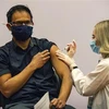 Nhân viên y tế tiêm vaccine ngừa COVID-19 cho người dân tại Hartford, Connecticut, Mỹ ngày 3/3/2021. (Ảnh: AFP/TTXVN)