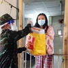 Những gói quà của Bộ Quốc phòng được cán bộ, chiến sỹ lực lượng vũ trang Thành phố trao tận tay người dân gặp khó khăn do dịch COVID-19 tại Quận 8, Thành phố Hồ Chí Minh. (Ảnh: Xuân Khu/TTXVN)