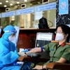 Cán bộ chiến sỹ Cục Quản lý xuất nhập cảnh trong ngày tham gia hiến máu tình nguyện. (Ảnh: Thành Chung/TTXVN)