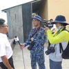 Nhóm phóng viên TTXVN và Báo Hải quân Việt Nam tác nghiệp về nội dung công ty hậu cần hỗ trợ các nhu yếu phẩm, vật liệu phục vụ cho ngư dân vươn khơi bám biển tại huyện đảo Trường Sa hồi tháng 5/2021. Ảnh: Phan Sáu -TTXVN