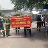 Lực lượng chức năng khẩn trương phong tỏa ổ dịch COVID-19 tại tổ 18, khu vực 4, phường Hải Cảng, thành phố Quy Nhơn. (Ảnh: Nguyên Linh/TTXVN)