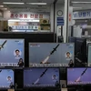 Hình ảnh một vụ phóng thử tên lửa của Triều Tiên được phát trên chương trình tin tức của truyền hình Hàn Quốc ở thủ đô Seoul, ngày 24/3/2021. (Ảnh: AP/TTXVN)