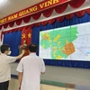 Phó Thủ tướng Chính phủ Vũ Đức Đam xem bản đồ xanh của thành phố Thủ Dầu Một. (Ảnh: Huyền Trang/TTXVN)