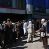 Người dân chờ rút tiền bên ngoài một ngân hàng ở Kabul, Afghanistan, ngày 15/9. (Ảnh:THX/TTXVN)