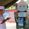 Thiếu tá Lê Mạnh Hùng với sản phẩm Robot rửa tay, sát khuẩn. (Ảnh: Hồng Điệp/TTXVN)