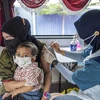Nhân viên y tế tiêm vaccine ngừa COVID-19 cho người dân tại Selongor, Malaysia. (Ảnh: THX/TTXVN)