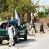 Lực lượng Taliban điều tra tại hiện trường vụ nổ bom xe ở thành phố Jalalabad, tỉnh Nangarhar, miền Đông Afghanistan ngày 18/9. (Ảnh: AFP/TTXVN)