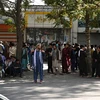 Người dân đợi bên ngoài một ngân hàng đóng cửa ở Kabul, Afghanistan, ngày 28/8. (Ảnh: AFP/TTXVN)
