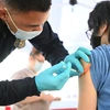 Nhân viên y tế tiêm chủng vaccine ngừa COVID-19 cho người dân tại Los Angeles, California, Mỹ. (Ảnh: AFP/TTXVN)