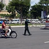 Các chốt chặn thực hiện dừng xe để kiểm tra giấy đi đường bằng cách quét mã QR Code tại Đà Nẵng ngày 6/9. (Ảnh: Trần Lê Lâm/TTXVN)