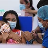  Nhân viên y tế tiêm vaccine ngừa COVID-19 cho trẻ em trong độ tuổi từ 6-11 tại San Salvador, El Salvador ngày 22/9/2021. (Ảnh: AFP/TTXVN)