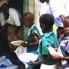 Trẻ em chờ nhận khẩu phần ăn do Chương trình Lương thực thế giới tài trợ ở Harare, Zimbabwe. (Ảnh: AFP/TTXVN)