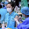 Nhân viên y tế tiêm vaccine ngừa COVID-19 cho các em học sinh tại một trường học ở Thẩm Dương, tỉnh Liêu Ninh (Trung Quốc), ngày 28/7. (Ảnh: AFP/TTXVN)