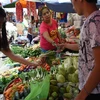 Người dân mua thực phẩm tại một khu chợ ở Manila, Philippines. (Ảnh: AFP/TTXVN)