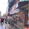 Chợ dân sinh trên phố Nguyễn Văn Tố (quận Hoàn Kiếm) đã hoạt động trở lại. Các cửa hàng đều phải có vách ngăn đảm bảo khoảng cách giữa người bán và người mua. 
