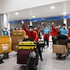 Các tuyển thủ đội tuyển futsal Việt Nam tại sân bay quốc tế Tân Sơn Nhất (Thành phố Hồ Chí Minh). (Ảnh: TTXVN)