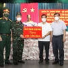 Thiếu tướng Lê Hồng Dũng bàn giao 100 tấn gạo của Quân ủy Trung ương - Bộ Quốc phòng tặng tỉnh Tây Ninh. (Ảnh: TTXVN phát)