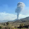 Tro bụi phun lên từ miệng núi lửa Cumbre Vieja trên đảo Canary ở La Palma, Tây Ban Nha, ngày 27/9. (Ảnh: AFP/TTXVN)