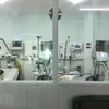 Bên trong phòng bệnh ICU, bệnh nhân thở bằng máy thở của Bệnh viện Dã chiến số 1 tỉnh Khánh Hòa. (Ảnh: TTXVN phát)