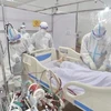 Bác sỹ chăm sóc bệnh nhân COVID-19 tại bệnh viện dã chiến điều trị bệnh nhân COVID-19 đa tầng ở quận Tân Bình. (Ảnh: TTXVN phát)