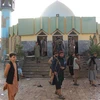 Lực lượng Taliban điều tra tại hiện trường đổ nát sau vụ đánh bom liều chết nhằm vào một Thánh đường ở tỉnh Kunduz, Đông Bắc Afghanistan, ngày 8/10. (Ảnh: THX/TTXVN)