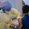 Nhân viên y tế tiêm vaccine ngừa COVID-19 cho người dân tại Caracas, Venezuela, ngày 19/2/2021. (Ảnh: AFP/TTXVN)