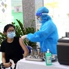 Nhân viên y tế tỉnh Ninh Thuận tiêm vaccine phòng COVID-19 cho người dân. (Ảnh: Công Thử/TTXVN)
