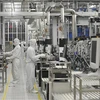 Công nhân làm việc tại nhà máy Naka của Hãng sản xuất chip Renesas Electronics ở Hitachinaka, tỉnh Ibaraki, Nhật Bản. (Ảnh: AFP/TTXVN)
