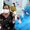 Cán bộ y tế phường 5, thành phố Đông Hà, Quảng Trị tiêm vaccine phòng COVID-19 cho người dân. (Ảnh: Nguyên Lý/TTXVN)