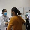 Bác sỹ khám tầm soát ung thư vú cho chị em phụ nữ. (Ảnh: Nguyễn Thảo/TTXVN)