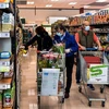 Người dân mua hàng hóa trong siêu thị tại Milan, Italy. (Ảnh: AFP/ TTXVN)